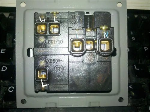 两个开关控制一盏灯怎么接线