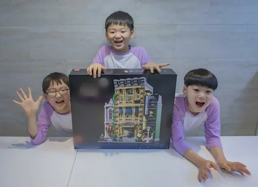 宋家三胞胎9岁生日合照,照片内容都呈现了什么信息?