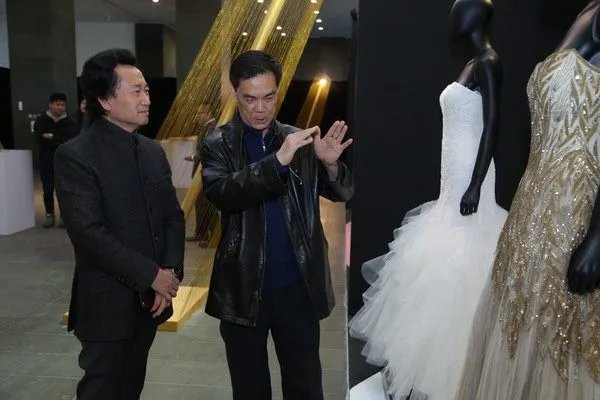 受人追捧的高级定制礼服,和裁缝店的手艺有何本质上的区别?