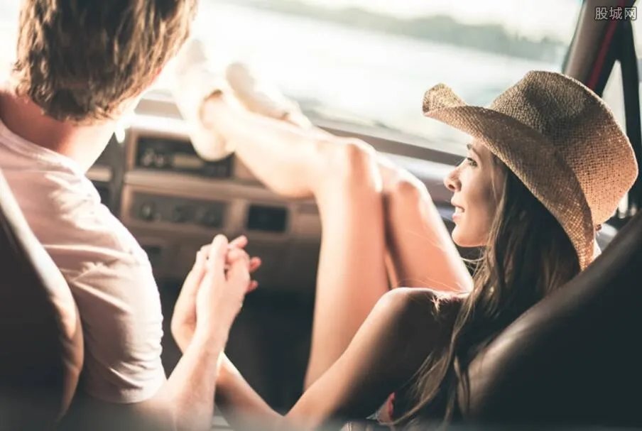 对女朋友做过最污的事 话题引发网友热议