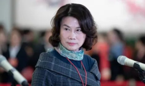 董明珠直播愤怒离场！现场黑脸气场强大，女主播圆场未能救场，发生了啥？