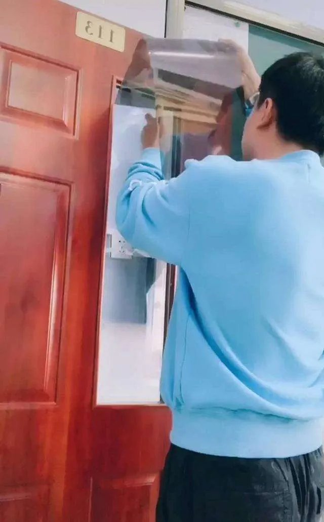 班主任教室贴太阳膜观察学生,这样的老师是有多负责任?