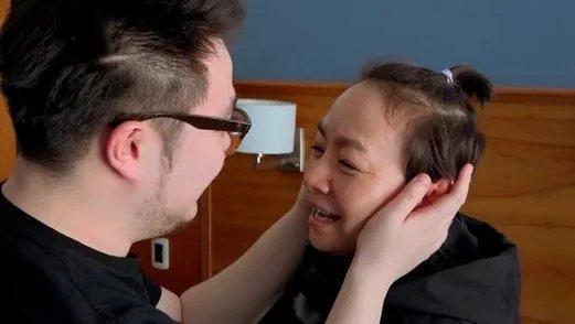 话题人物巴图晒老婆素颜照,为何网友却不断翻巴图的“旧闻”?