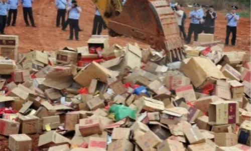 上海1000多箱茅台翻车,司机崩溃,为啥评论都说是假酒?