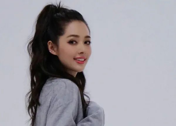 向太携儿子儿媳与友人聚餐，为何郭碧婷表情一脸冷淡？