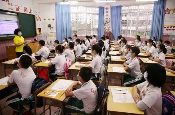 大连一小学生因假期后连上7天课天天哭，怎样化解孩子的“心结”？