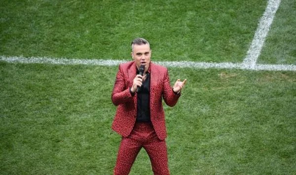 英国歌星在世界杯开幕式上为何竖中指？