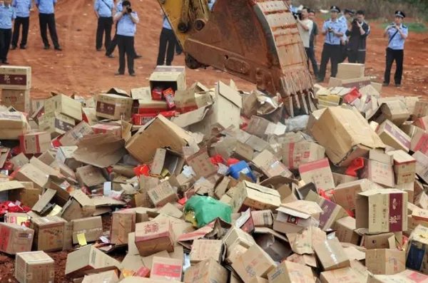 上海1000多箱茅台翻车,司机崩溃,为啥评论都说是假酒?